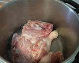 Foto del paso 2 de la receta: Pollo con patatas en la olla exprés a mi manera