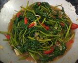 Foto langkah ke 4 dari resep Tumis Daun Ubi Jalar.