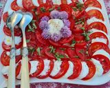 Une image de l'étape 9 de Salade de tomates à la mozzarella, basilic et fleurs de ciboulette.