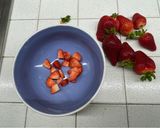 Foto del passaggio 5 della ricetta Torta mousse con cioccolato, panna e fragole