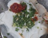A picture of step 2 of Rice flour roti with green garlic.