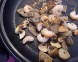 Foto del paso 2 de la receta Merluza con setas y gambas