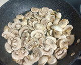 Foto del paso 2 de la receta: Tortilla de espinacas y champiñones