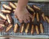 Hình bước làm 6 của món Bánh lưỡi mèo (Langues de chat)