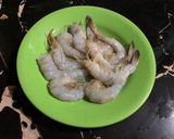 Foto langkah ke 2 dari resep Udang dan Telur Puyuh Balado.