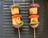 A picture of step 8 of Paneer Shashlik Sizzler.