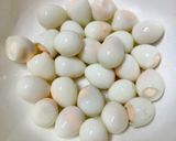 Hình bước làm 1 của món Chè Trứng Cút Hầm Củ Sen