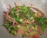 Foto langkah ke 4 dari resep 262. Tumis Timun Teri Kemangi.