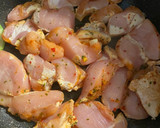 Foto del paso 2 de la receta: Pollo marinado al curry rojo con muchas verduras