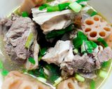 Hình bước làm 2 của món Xương đầu heo hầm củ sen