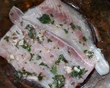 Foto del paso 1 de la receta: Bifes de pescado a la milanesa con ensalada