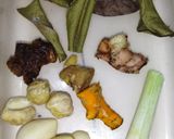 Foto langkah ke 1 dari resep Ayam Goreng Kremes.