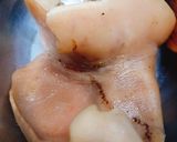 Hình bước làm 2 của món Tai heo cuộn trứng muối