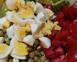 Foto del paso 2 de la receta: Ensalada de tomates, arvejas y más