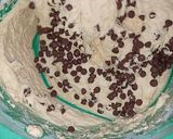 Foto langkah ke 4 dari resep Resep goodtime kw / choco chips cookies.