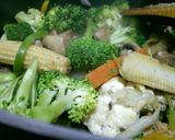 A picture of step 9 of Prawns Chow Mein.