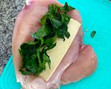 Foto del paso 4 de la receta: Pollo relleno con queso, espinaca y crema de leche