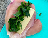 Foto del paso 4 de la receta: Pollo relleno con queso, espinaca y crema de leche