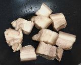 รูปขั้นตอนการทำที่ 4 ของ หมูสามชั้นตุ๋น สูตรซีอิ๊วจีน