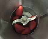 Foto del paso 2 de la receta: Ensalada Romántica con Corazones de Fresas (San Valentín)
