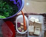 Foto langkah ke 1 dari resep Sayur Bening Daun Kelor, Tahu dan Wortel.