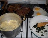 Foto del paso 6 de la receta: Bife a la chapa, huevo, puré de papa con espinaca