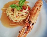 Foto del passaggio 3 della ricetta Zuppa di pescatrici con scampi al profumo di peperoni