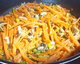 Foto del paso 3 de la receta Espaguetis de zanahoria con espárragos y champiñones