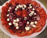 Une image de l'étape 6 de Salade de tomates, trevisana, feta et dulce sauce olive, ciboulette.