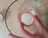 Foto del paso 1 de la receta: Galleta de harina de coco, cacao y maní, midiendo con tapita de polvo Royal®