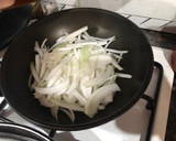 Foto del paso 4 de la receta: Bocadillo de tortilla de patatas con pimiento y cebolla