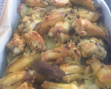 Foto del paso 7 de la receta: Alitas y muslitos de pollo rustídas con patatas a la panadera al horno