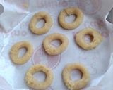 Foto langkah ke 3 dari resep Donat ayam saus keju.