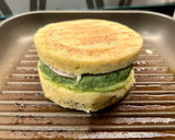 Foto del paso 10 de la receta: Hamburguesa de pavo 🦃 y espinacas 🥬 en pan de almendras 🥯