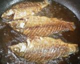 Hình bước làm 3 của món Canh Cá diếc cải chua