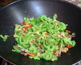 Foto langkah ke 3 dari resep Tumis Pare Peda Pedas.