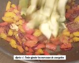 Une image de l'étape 4 de Tarte salée aux poivrons, courgettes et mozzarella.