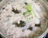 Hình bước làm 2 của món Canh Rong Biển Nấu Thịt Nấm