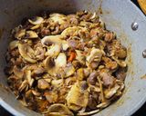 Gombás zúzapörkölt recept fázis 4 fotója