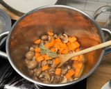 Foto del paso 7 de la receta: Guiso de Salchichas al vino tinto con champiñones