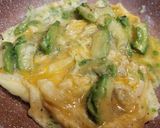 Foto del paso 2 de la receta: Tortilla abierta de aguacate y pasas de corinto