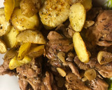 Foto del paso 3 de la receta: Muslos y contramuslos de pollo asados en sartén con guarnición de patatas especiadas 🍴🧂