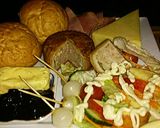 A picture of step 11 of Tex's Classic British Pub Ploughman's Lunch 🍞🐷🧀🍺🍲🇬🇧.