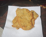 Foto del paso 2 de la receta: Milanesas de pollo al ajillo con papas fritas onduladas