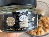 Hummus de garbanzo con salsa de trufa y ajo negro