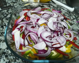Foto del paso 3 de la receta: Cuartos traseros de pollo al horno con verduras