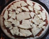 Foto del paso 7 de la receta: Pizza de muzzarella con morrón verde y aceitunas negras