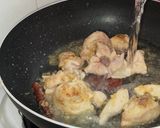 Gambar langkah 2 resipi Sup Ayam Shiitake.