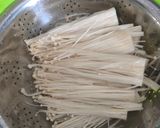 Gambar langkah 1 resipi Enoki Goreng Tepung.