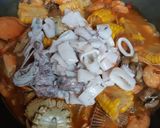 Foto langkah ke 4 dari resep Seafood Pedas Asam Manis.